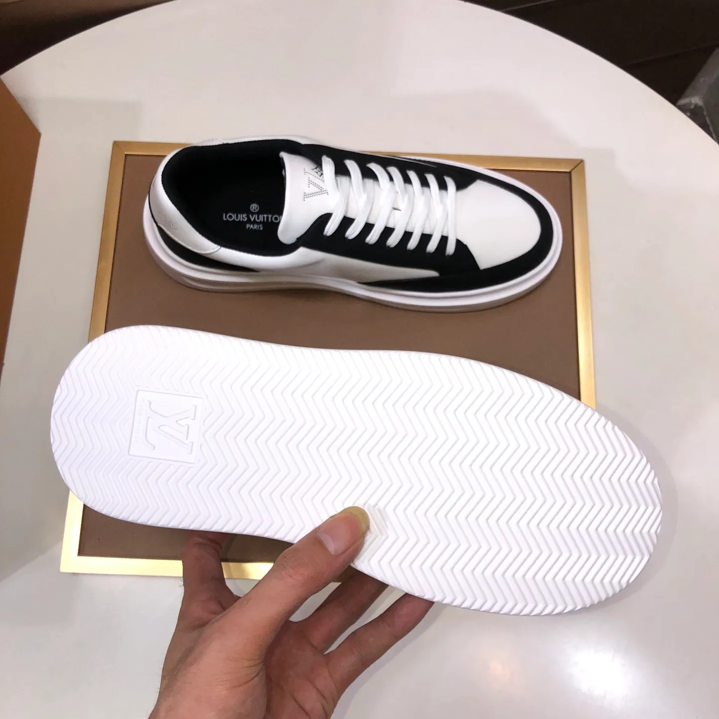 Factory batch 640💰original development, quality shipment, welcome to compare - LV sneaker series sports shoes introduce the loose silhouette of the ready-to-wear series into the spring and summer men's wear shows and make an eye-catching appearance. The cow leather upper is combined with rough fabric laces, and colorful beading highlights the brand's classic elements. LV letters mark the tongue and Monogram floral outsole. Mixed materials Made of top-grain cowhide, thick shoelace design, large Monogram print on the side, mesh lining and cotton feet, the comfort is as extreme as ever, premium heritage, quality first, worth owning! Size: Men’s 38-45 (45 is custom-made and cannot be returned or exchanged)
